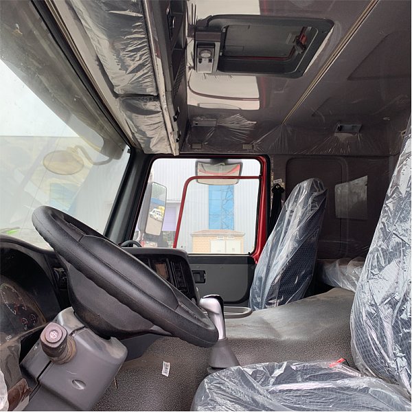 豪沃红色8x4自卸详情7