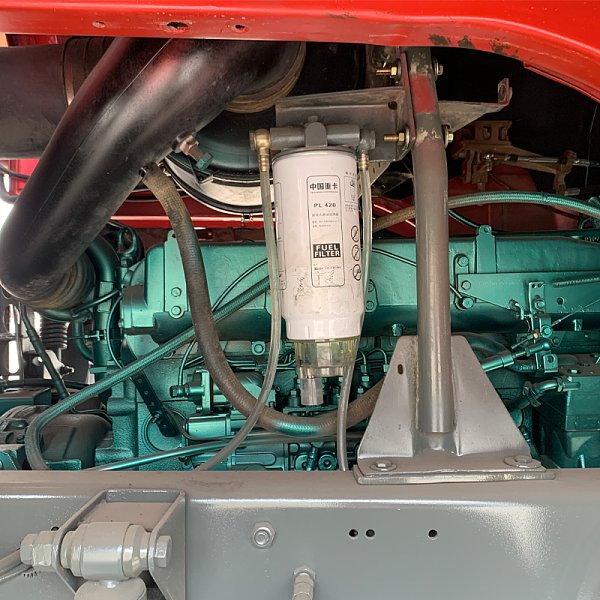 豪沃红色8x4自卸详情11