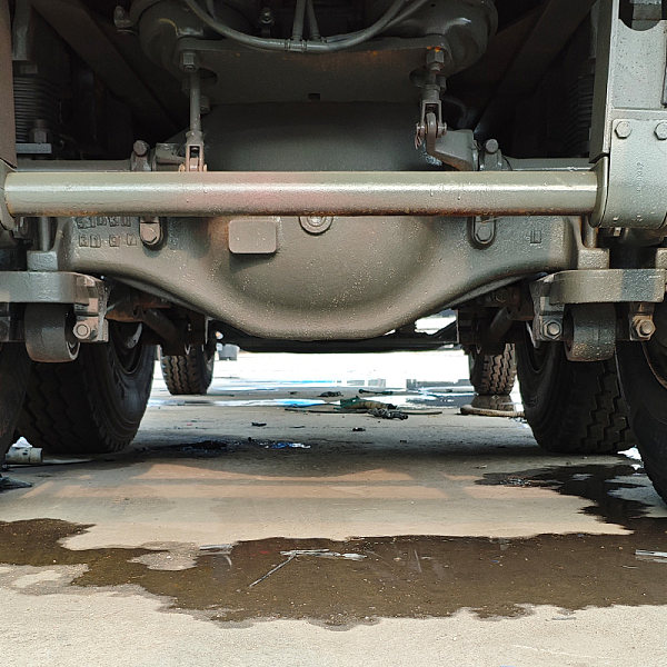 豪沃6x4U自卸白色详情1