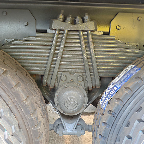 豪沃6x4U自卸白色详情2