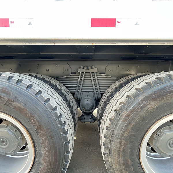 豪沃6x4U自卸白色详情11