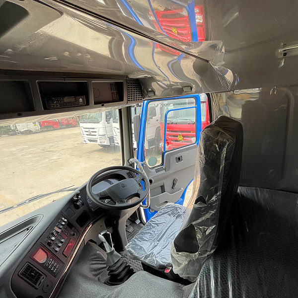 豪沃6x4U自卸蓝色详情2