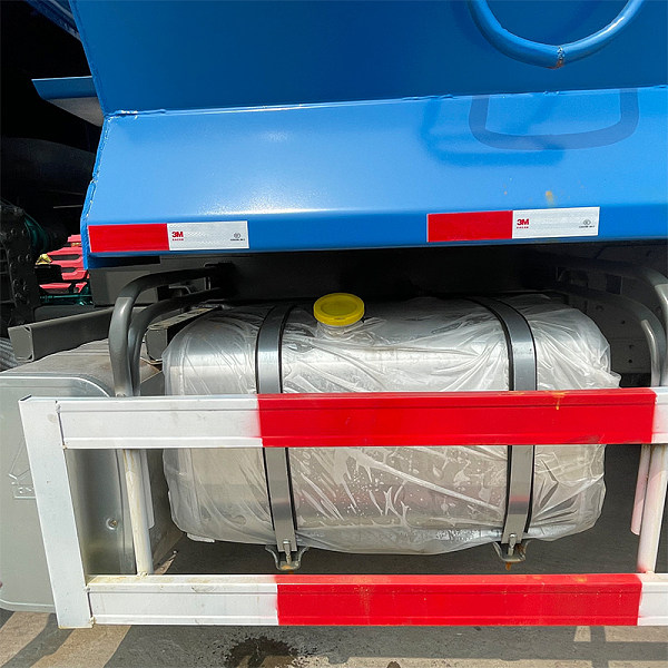 豪沃6x4U自卸蓝色详情8