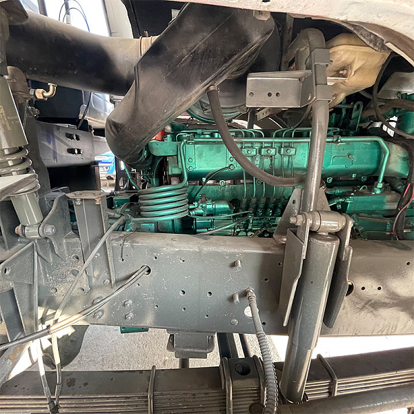 豪沃6x4自卸白色详情1