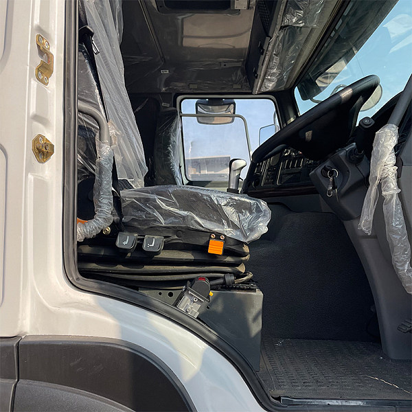 豪沃6x4自卸白色详情4