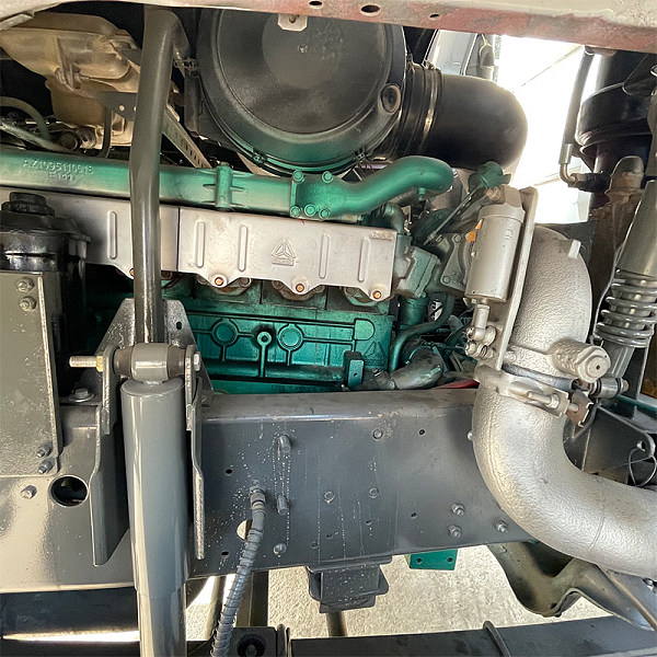 豪沃6x4自卸白色详情9