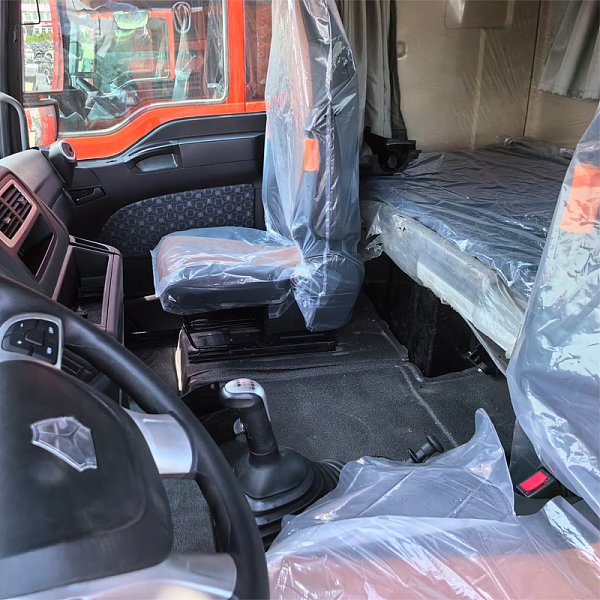 汕德卡6x4牵引橙色详情2