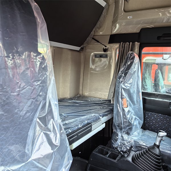 汕德卡6x4牵引橙色详情6