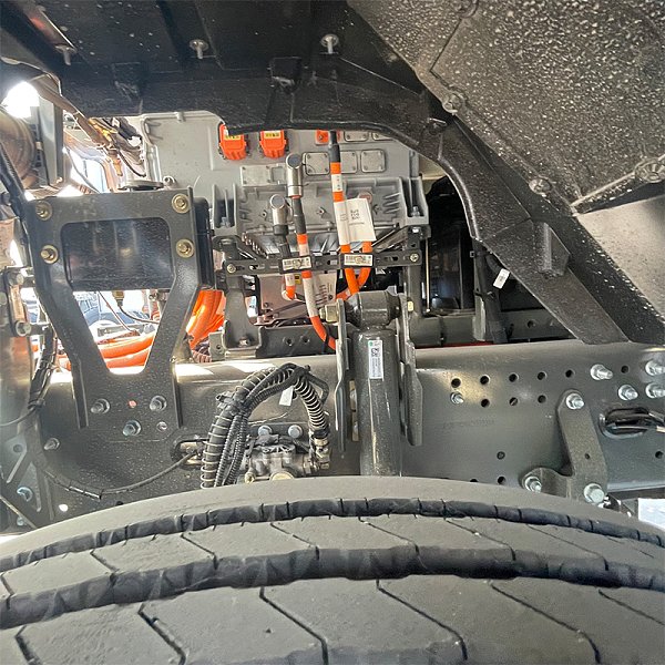 汕德卡6x4牵引橙色详情10