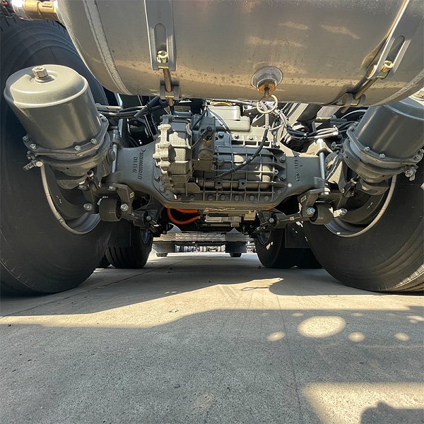 汕德卡6x4牵引橙色详情12