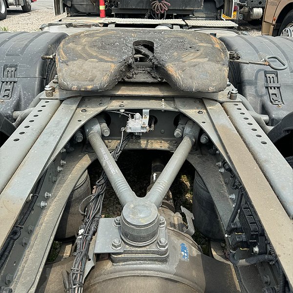 汕德卡6x4牵引白色详情1