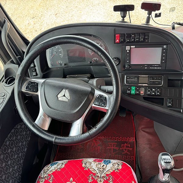 汕德卡6x4牵引白色详情3