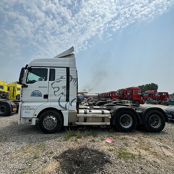 汕德卡6x4牵引白色详情5