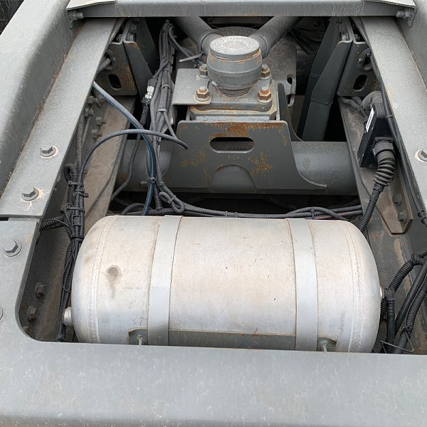 汕德卡6x4牵引白色详情7