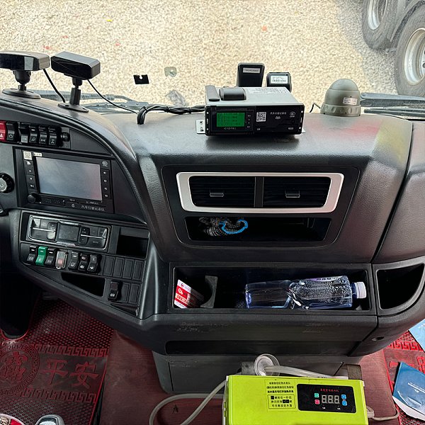 汕德卡6x4牵引白色详情11