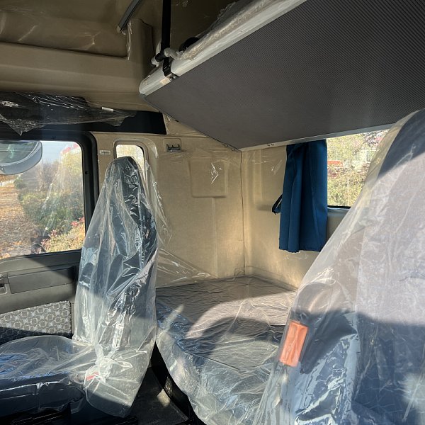 汕德卡6x4牵引白色详情1