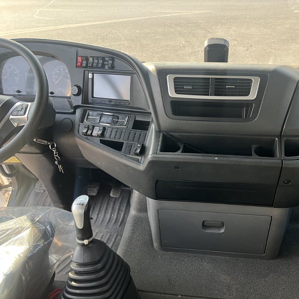 汕德卡6x4牵引白色详情2