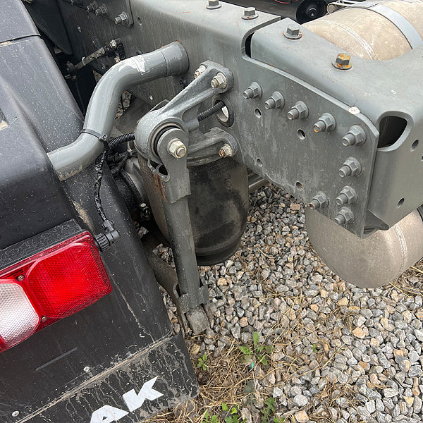 汕德卡6x4牵引白色详情3