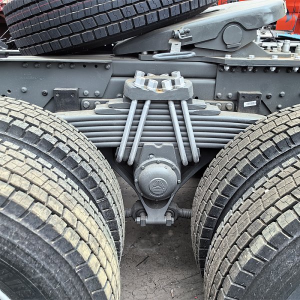 汕德卡6x4牵引白色详情4