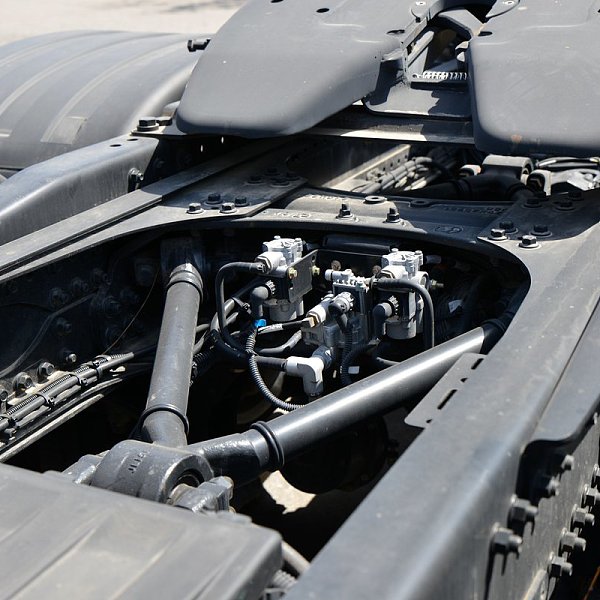 陕汽X5000牵引红色详情3