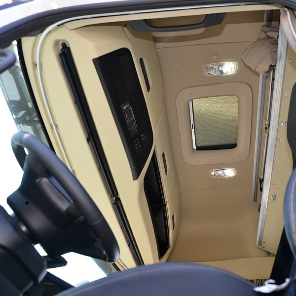 陕汽X5000牵引红色详情12