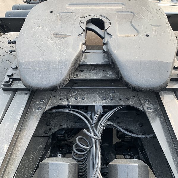 陕汽F3000牵引白色详情11