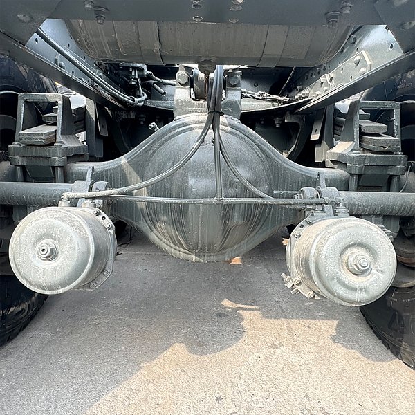 豪瀚6x4牵引白色详情2