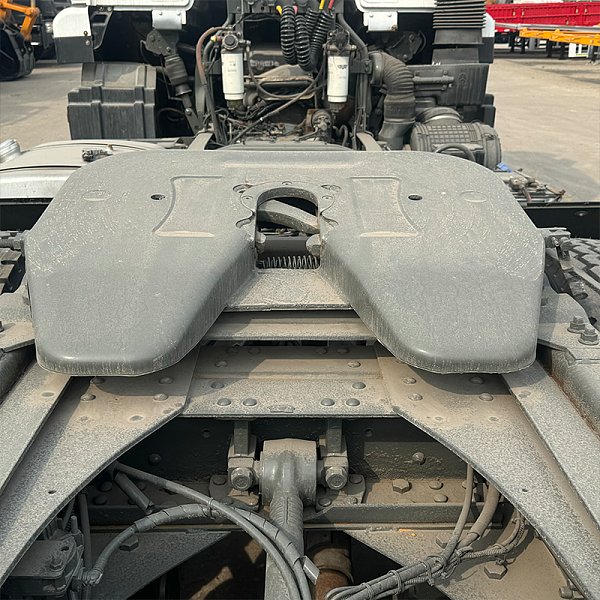 豪瀚6x4牵引白色详情4