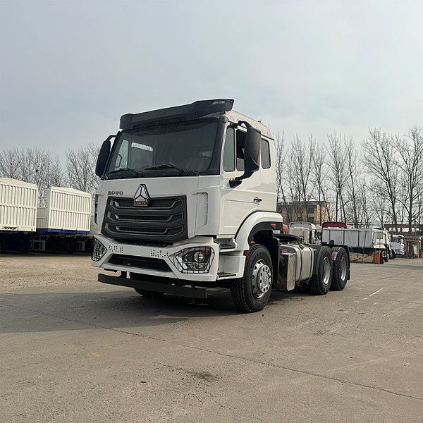 豪瀚6x4牵引白色详情5