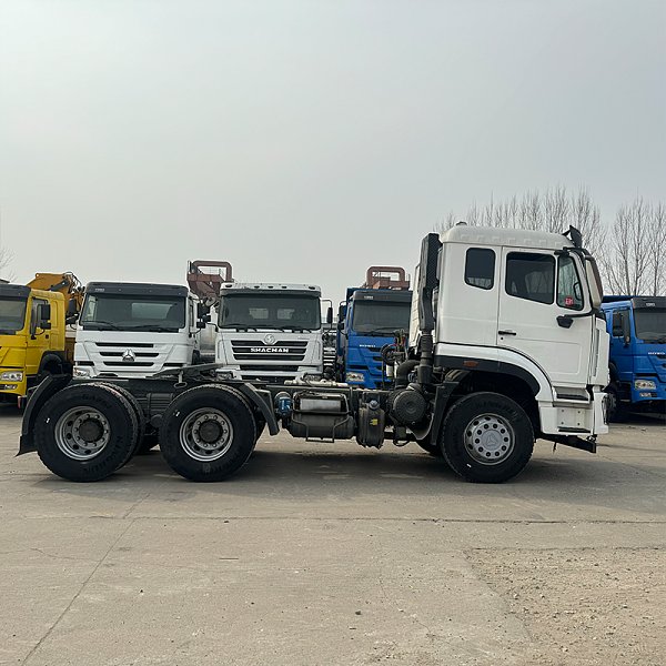 豪瀚6x4牵引白色详情6