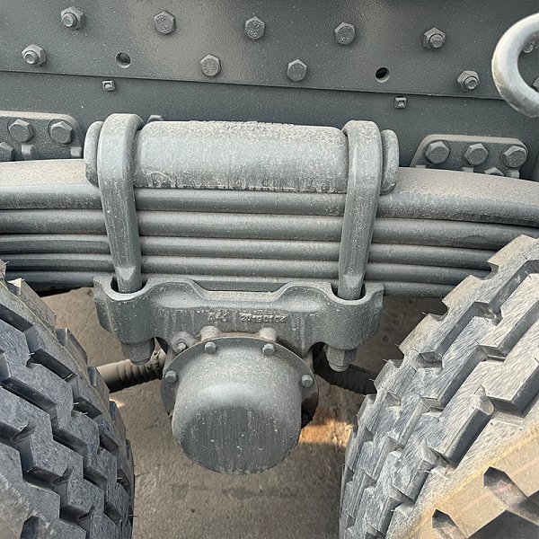 豪瀚6x4牵引白色详情8