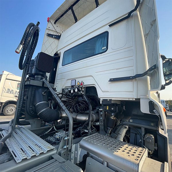 豪瀚4x2牵引白色详情1