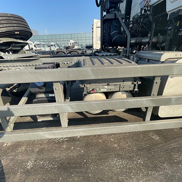 豪瀚4x2牵引白色详情2