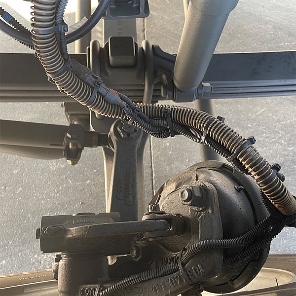 豪瀚4x2牵引白色详情3