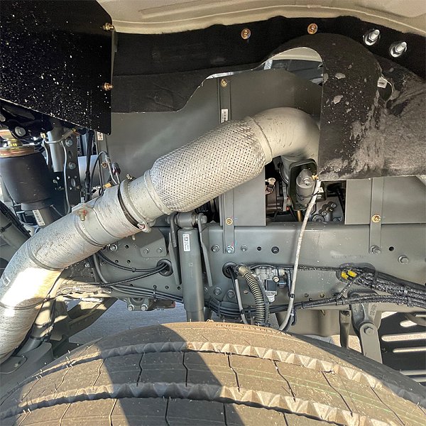 豪瀚4x2牵引白色详情4