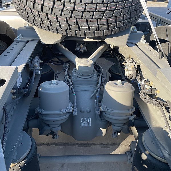 豪瀚4x2牵引白色详情7