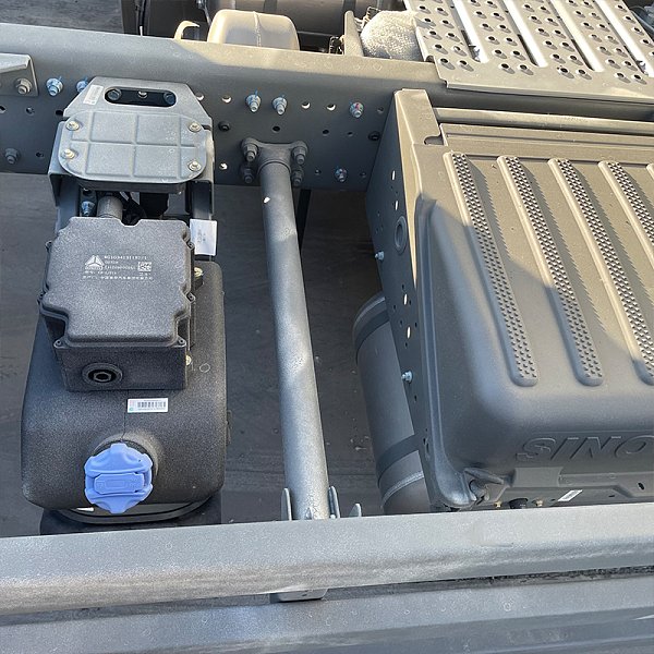 豪瀚4x2牵引白色详情8