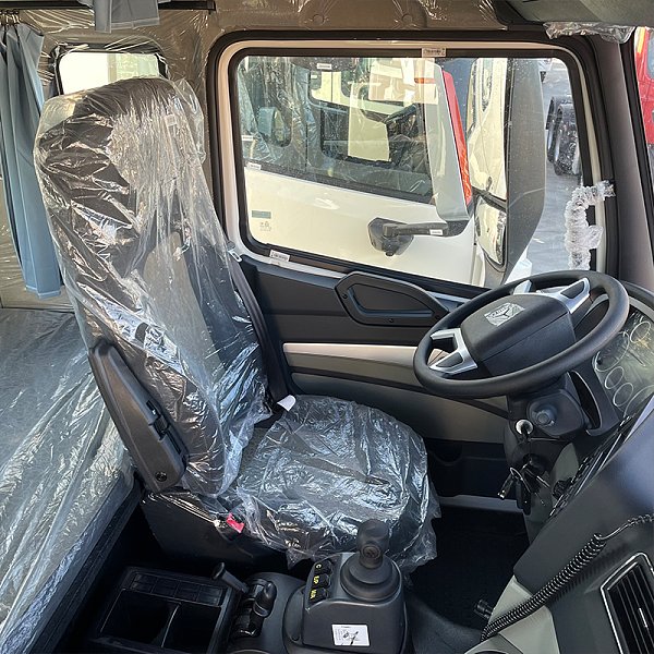 豪瀚4x2牵引白色详情9