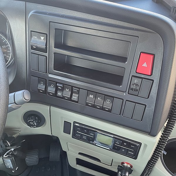 豪瀚4x2牵引白色详情11