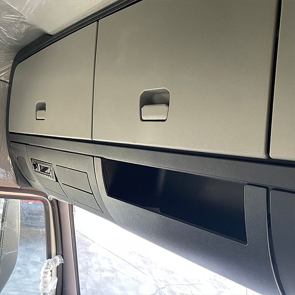 豪瀚4x2牵引白色详情12