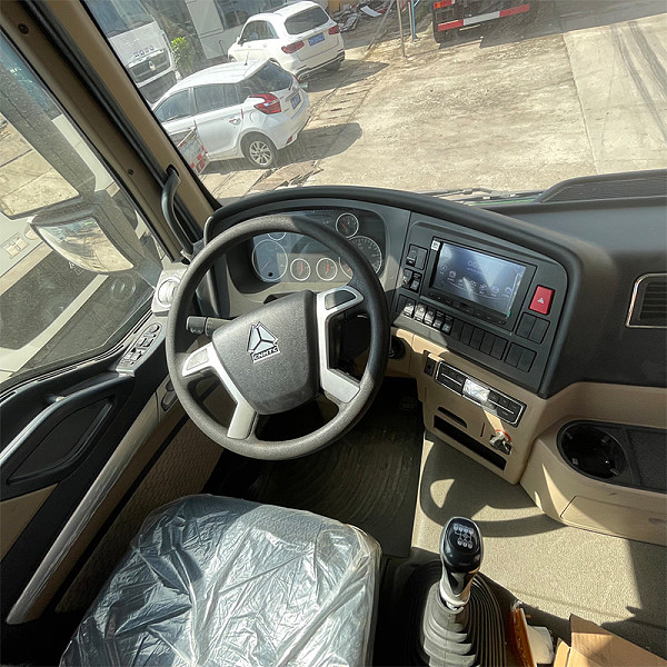 豪沃TX 6x4自卸白色详情1