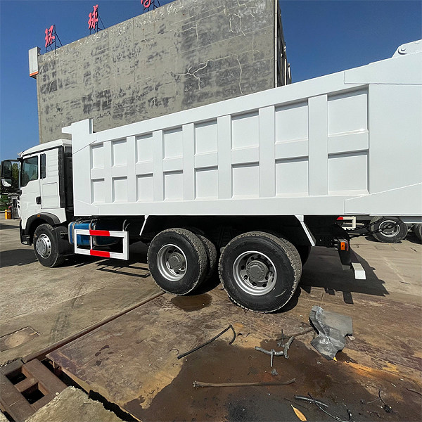 豪沃TX 6x4自卸白色详情6