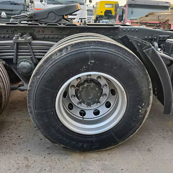 豪沃T7H牵引白色详情1