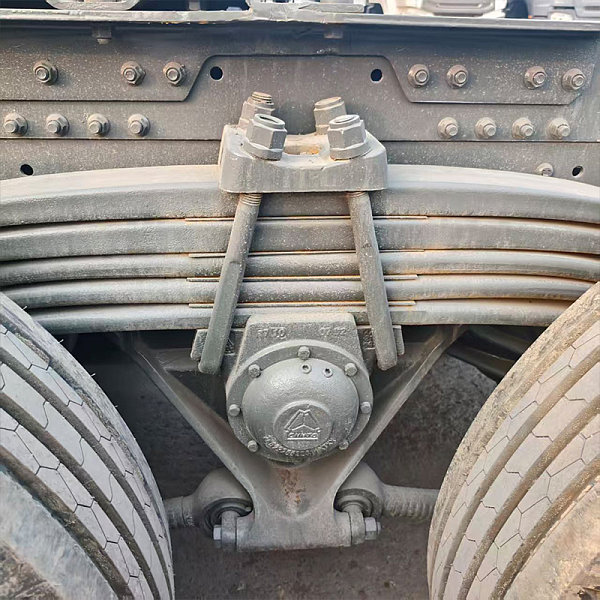 豪沃T7H牵引白色详情2