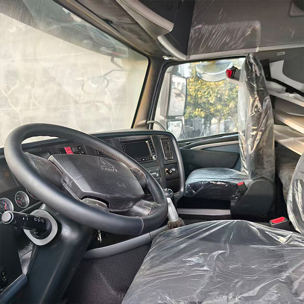 豪沃T7H牵引白色详情3