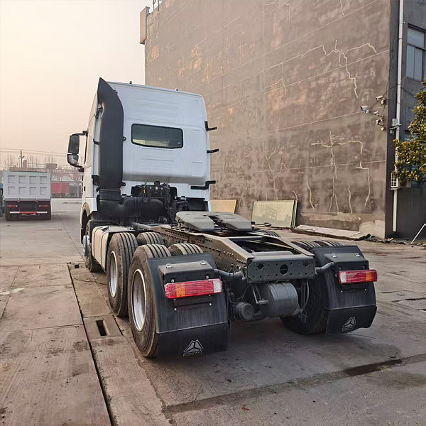 豪沃T7H牵引白色详情5