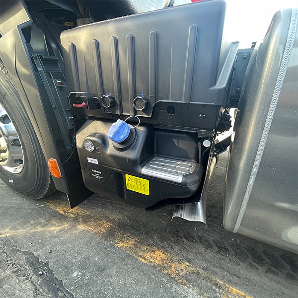 豪沃T7H牵引白色详情6