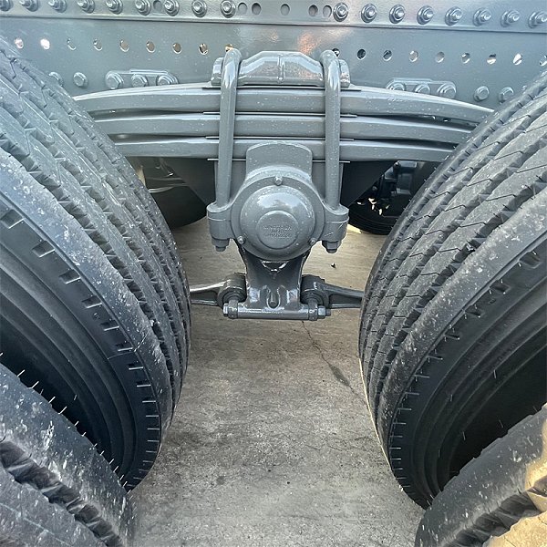 豪沃T7H牵引白色详情7