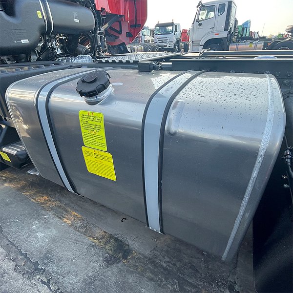 豪沃T7H牵引白色详情8