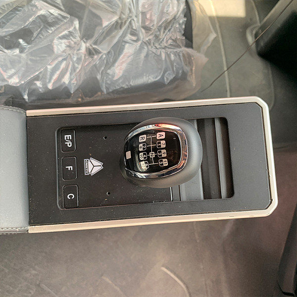 豪沃T7H牵引白色详情9